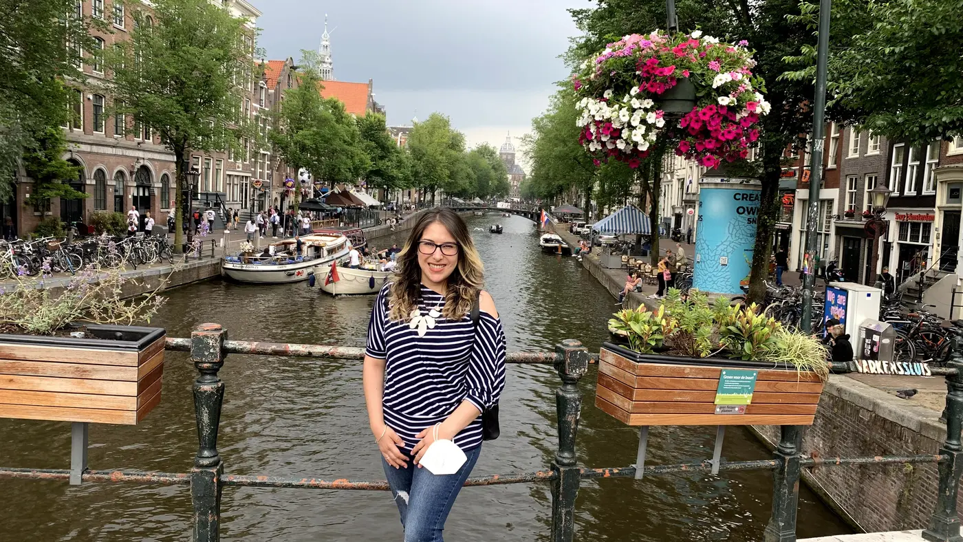Cris en un puente sobre un canal