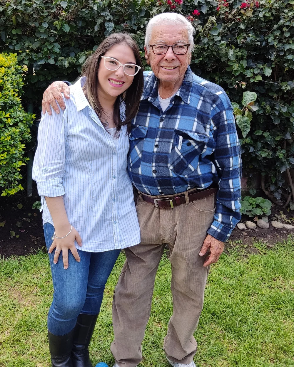 Cris abrazada a su abuelo en el jardín
