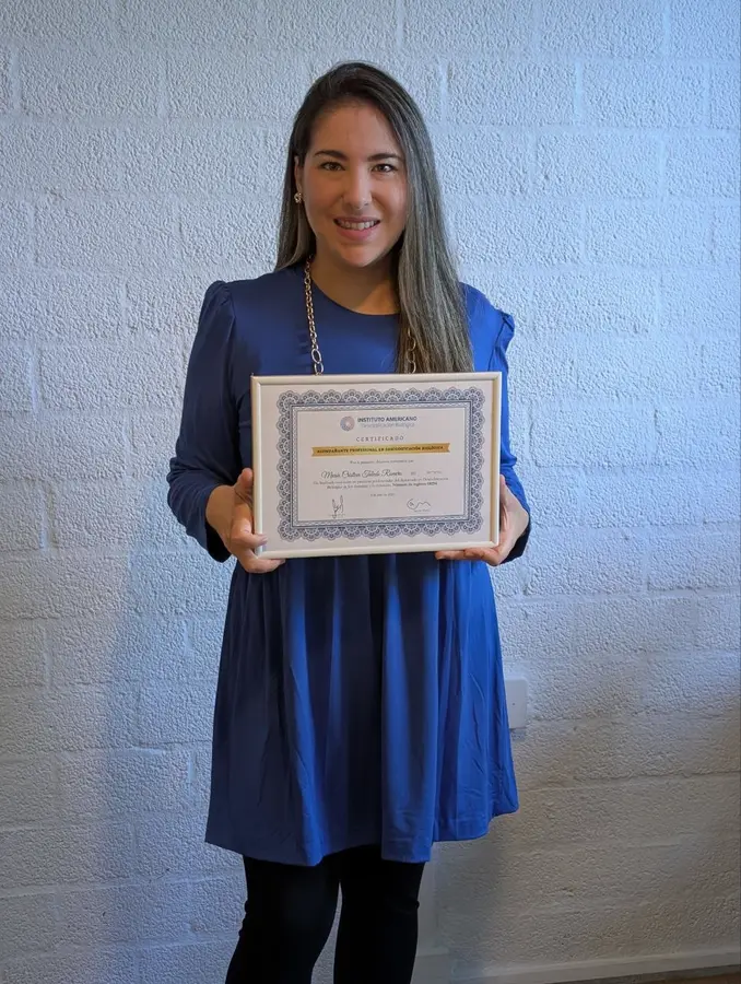 Cris con su certificado de formación